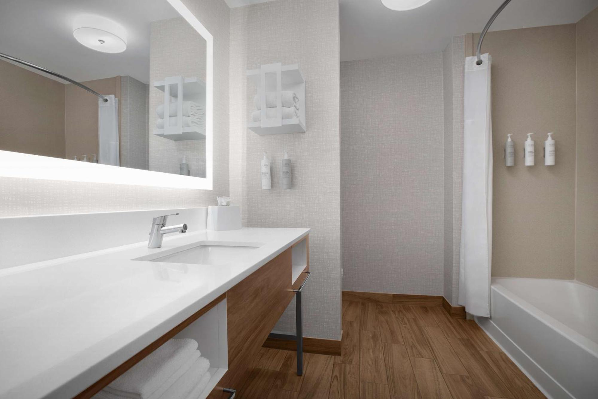Hampton Inn Yorkville Екстериор снимка
