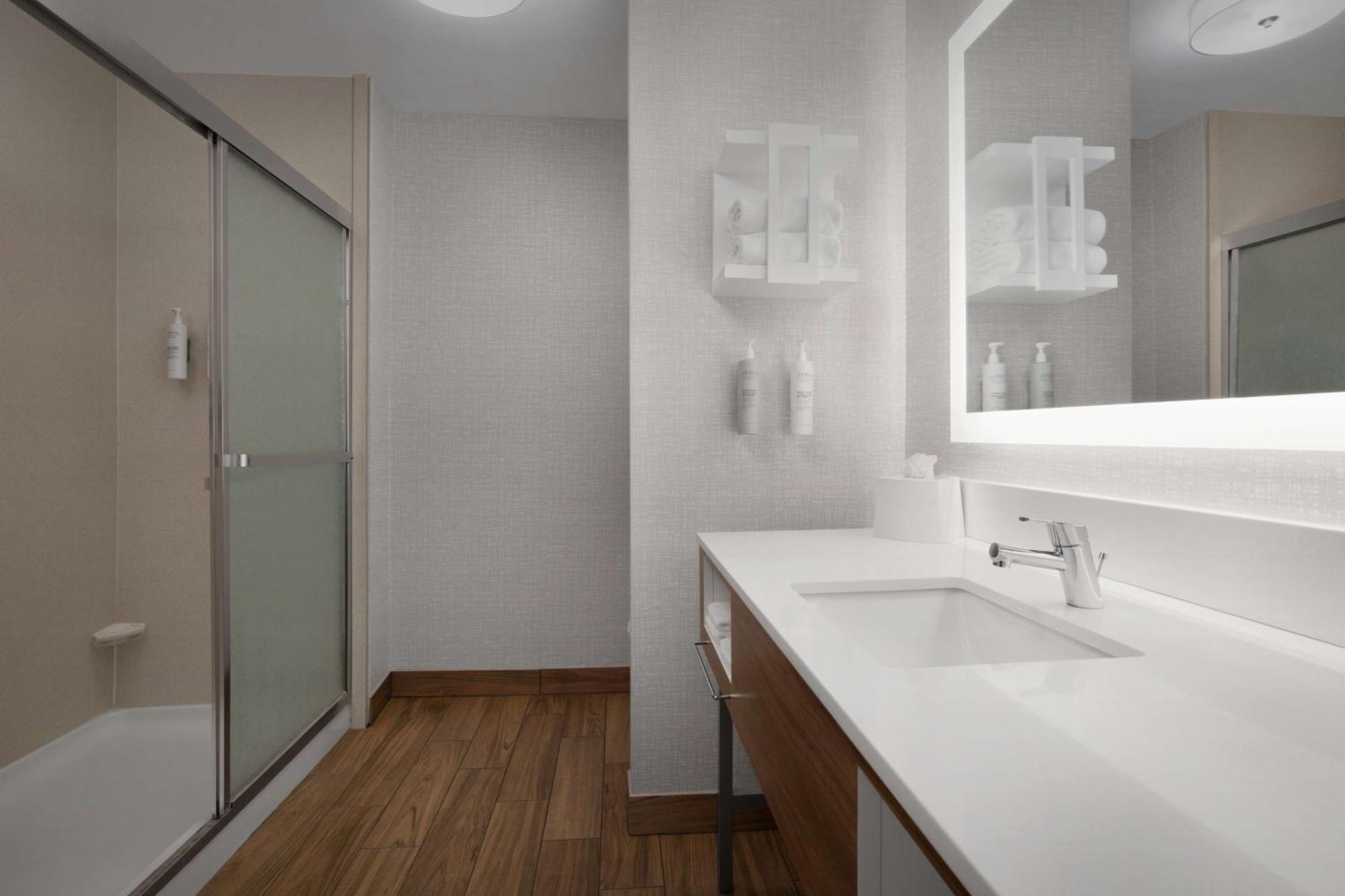 Hampton Inn Yorkville Екстериор снимка