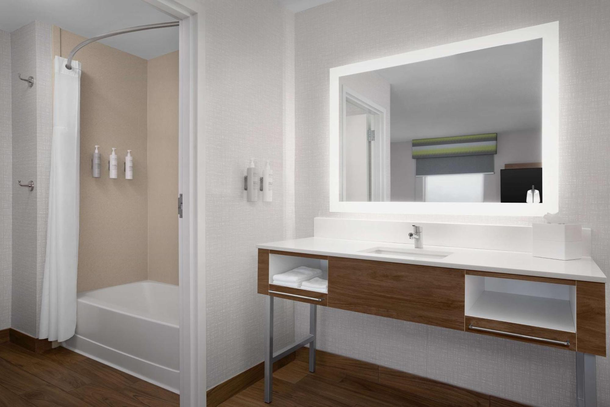 Hampton Inn Yorkville Екстериор снимка