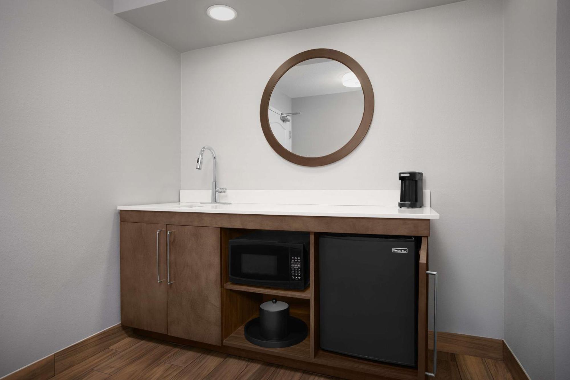 Hampton Inn Yorkville Екстериор снимка