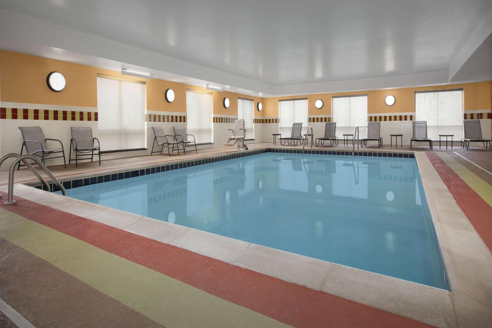 Hampton Inn Yorkville Екстериор снимка