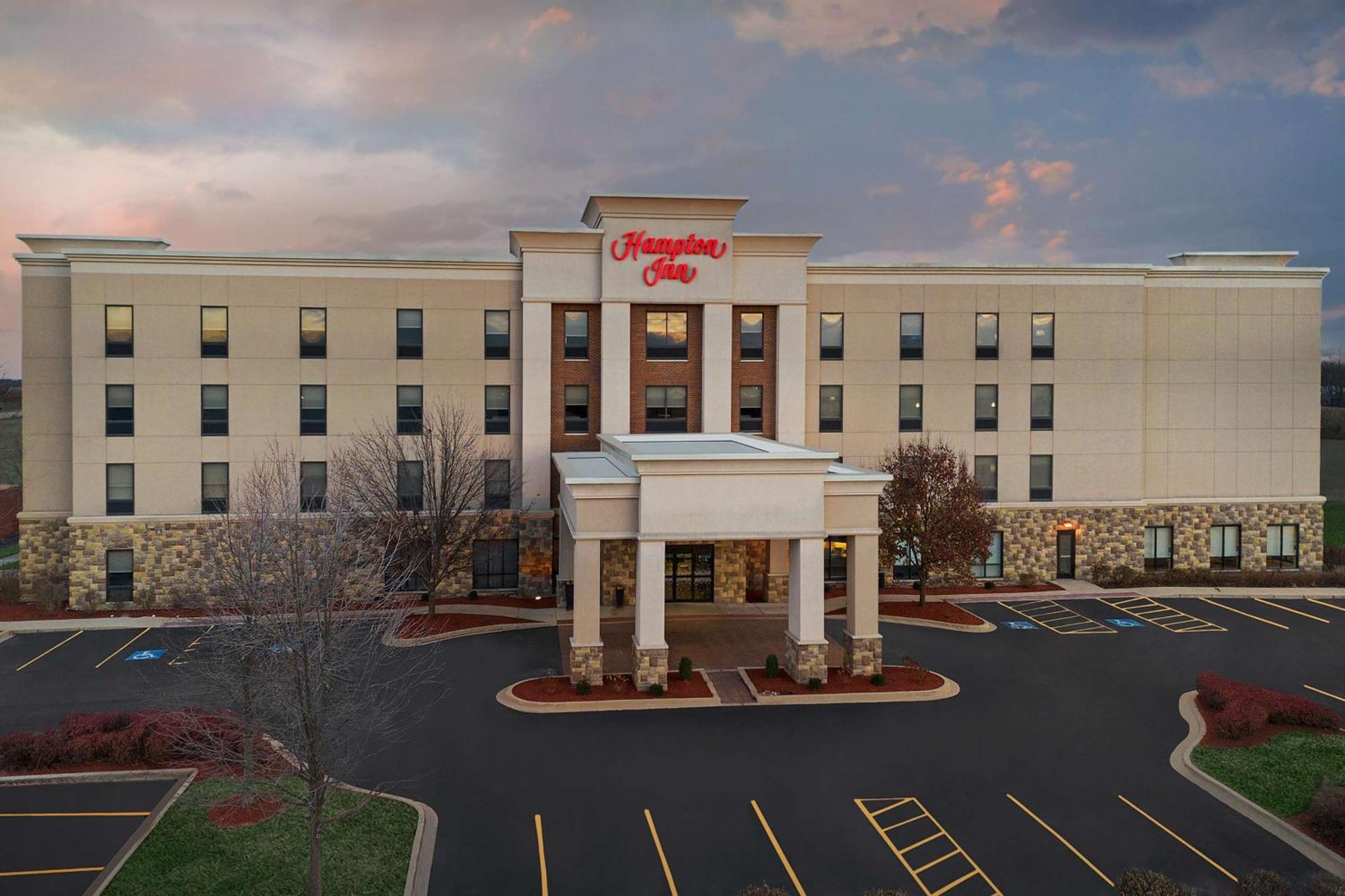 Hampton Inn Yorkville Екстериор снимка