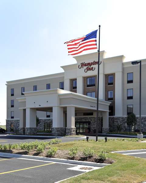 Hampton Inn Yorkville Екстериор снимка