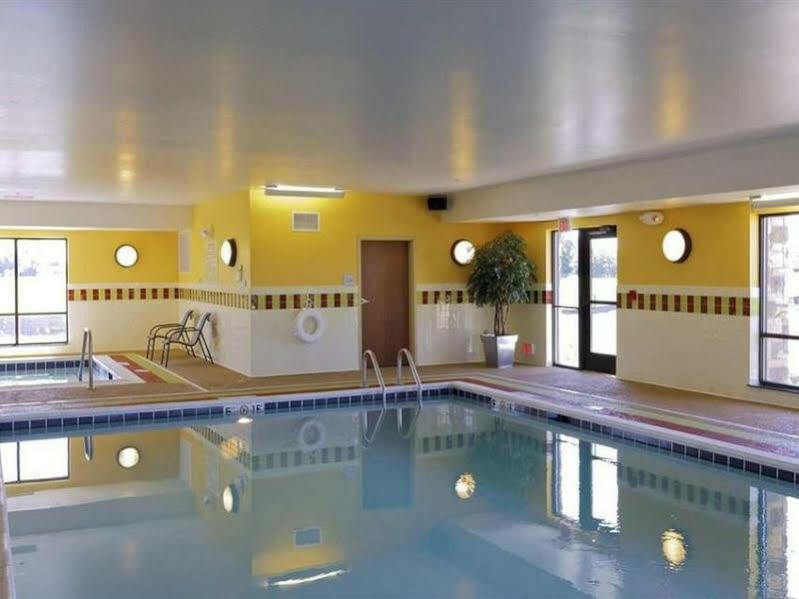 Hampton Inn Yorkville Екстериор снимка